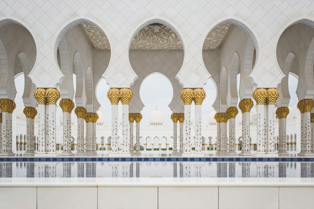 Mosque architectural columns and interior spatial coordination reference