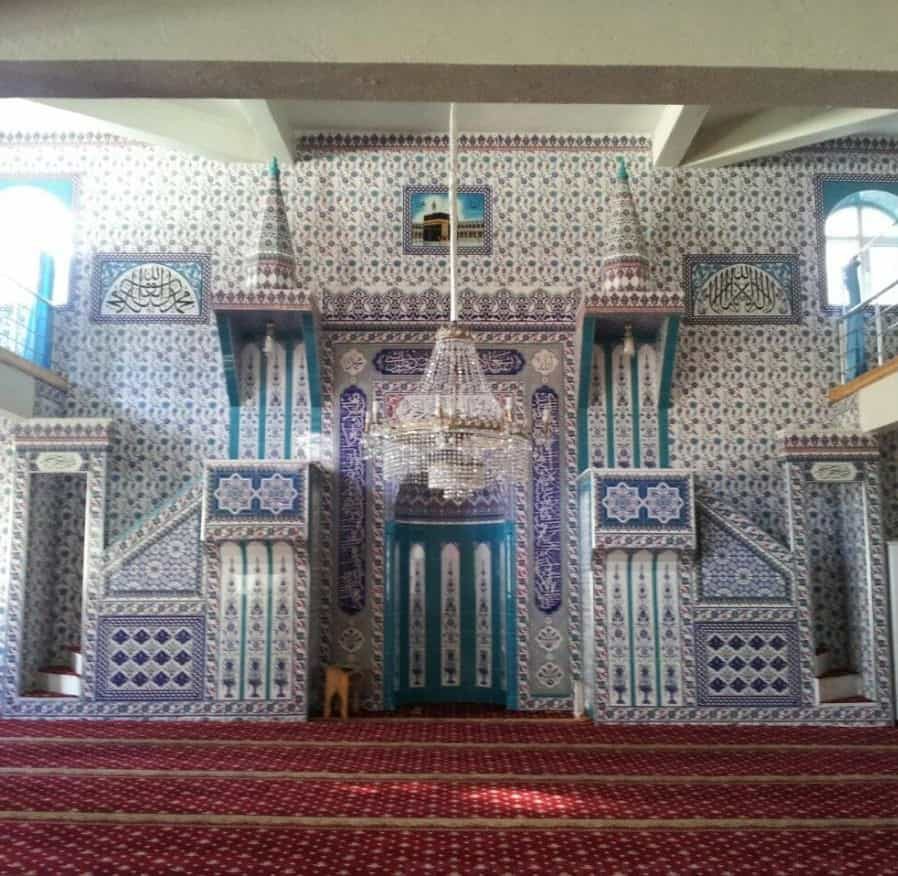 Tile Mosque Mihrab, Minbar and Dais Set – Model TST-0001 | MosqueBuild مجموعة أثاث مسجد مكسوة بالبلاط – موديل TST-0001