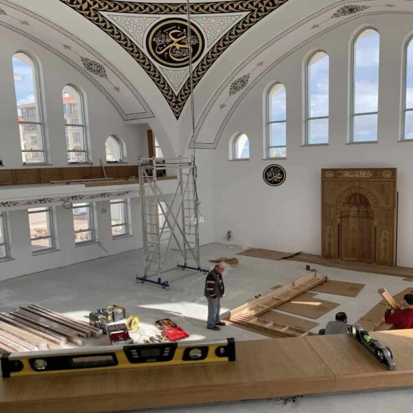 Mihrab classique en bois pour mosquée décoré de calligraphie – Vue détaillée 1