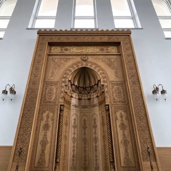 Mihrab classique en bois pour mosquée décoré de calligraphie – Vue détaillée 9
