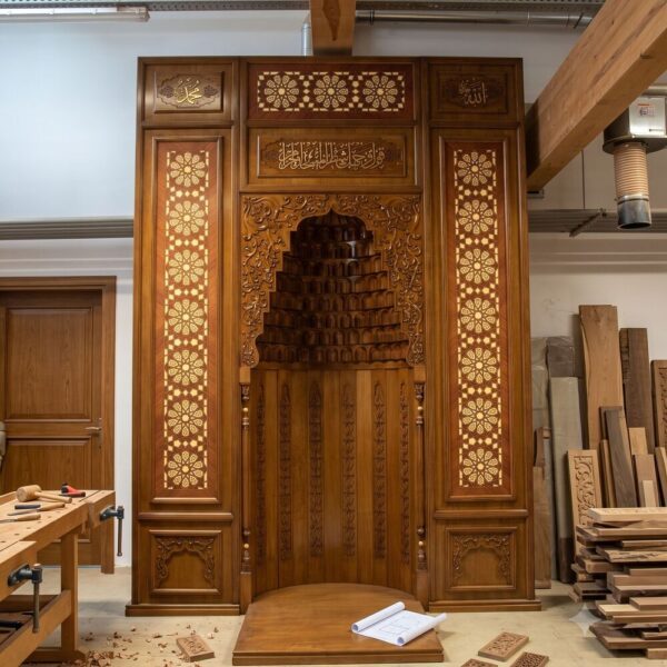 Classic Selçuk Motif Altar Design – wooden mosque mihrab detail view 1