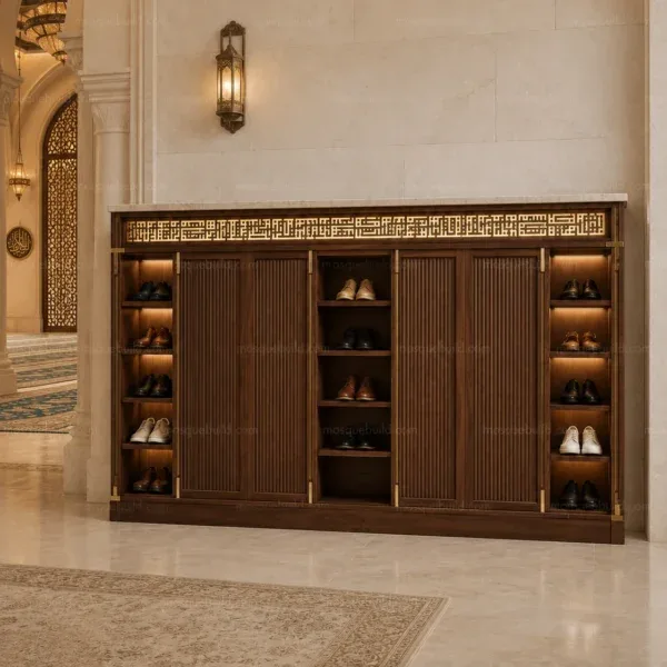 zeitgenössischer maßgefertigter Holz-Schuhschrank für Moscheen – Modell SHR-260816-007 – in einem Moschee-Innenraum